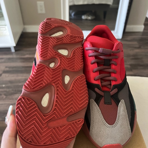 Adidas Yeezy 700 Boost v3 Hi-res Red Men’s size 9 Sneakers EUC MINT - Picture 4 of 7